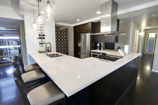 white quartz countertops, white quartz with gold veins, black kitchen cabinet, kitchen ideas, quartz slab