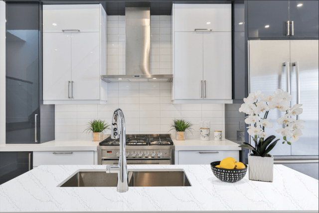grey and white kitchen, white quartz with grey veins, white and grey quartz countertops, white kitchen cabinet, white kitchen ideas